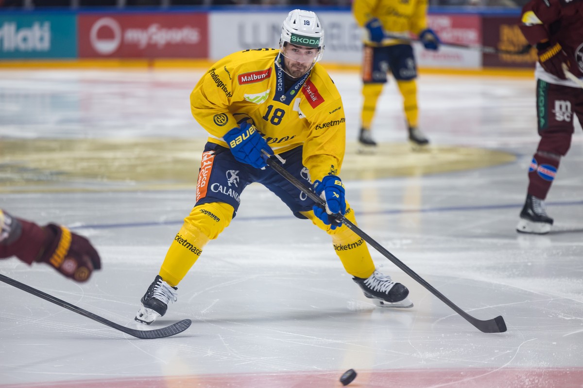 Filip Zadina (HCD), lutte pour le puck, lors du match du championnat suisse de hockey sur glace de National League entre Geneve-Servette HC, GSHC, et HC Davos, HCD, ce samedi 10 octobre 2026 a la pati ...
