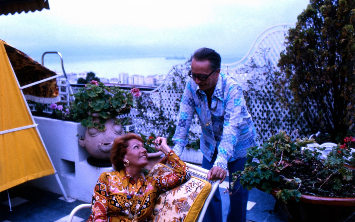 Johannes Mario Simmel Johannes Mario Simmel, österreichischer Schriftsteller, mit Ehefrau Helena in Cannes, Frankreich 1976.