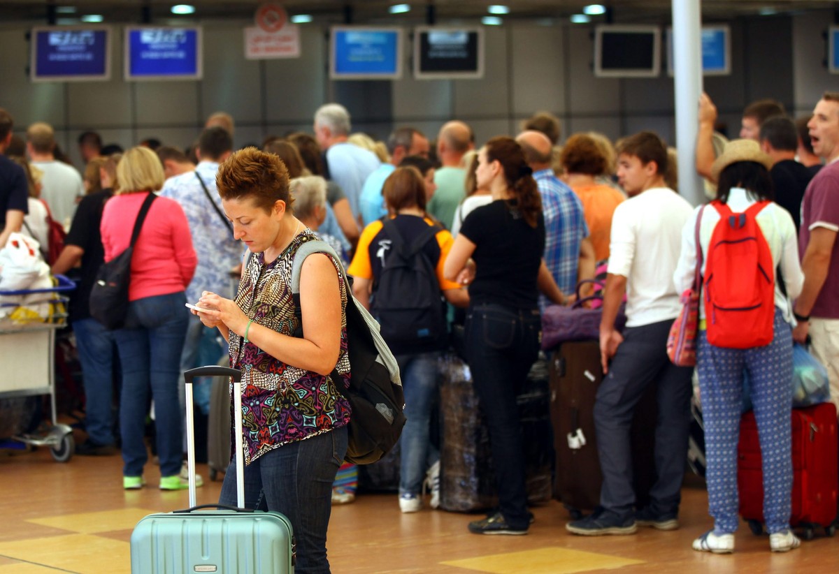 epa05013901 Airline passengers queue at check-in counters at Sharm el-Sheikh airport, in Sharm el-Sheikh, Egypt, 06 November 2015. Airlines will begin flying stranded British tourists home 06 November ...