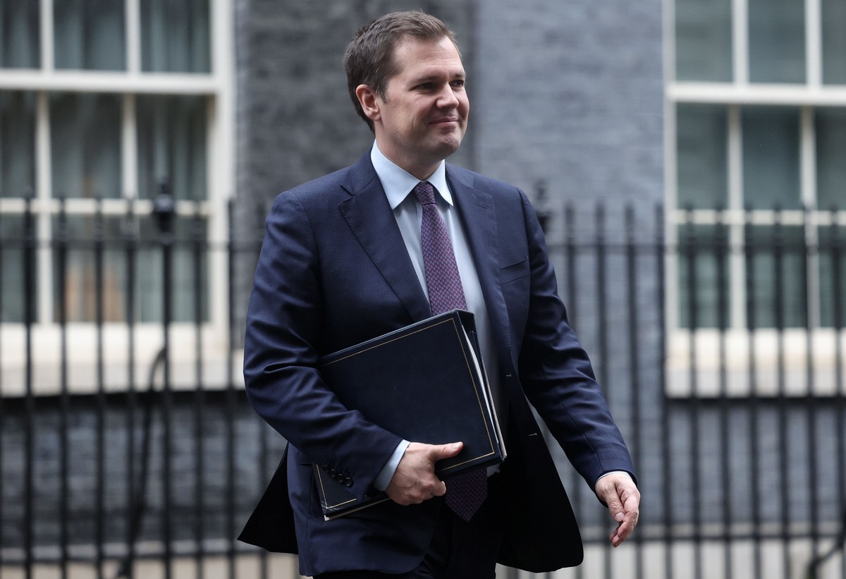 epa11011714 Britain's Immigration Minister Robert Jenrick walks to attend a Cabinet meeting at Downing Street in London, Britain, 05 December 2023. EPA/NEIL HALL