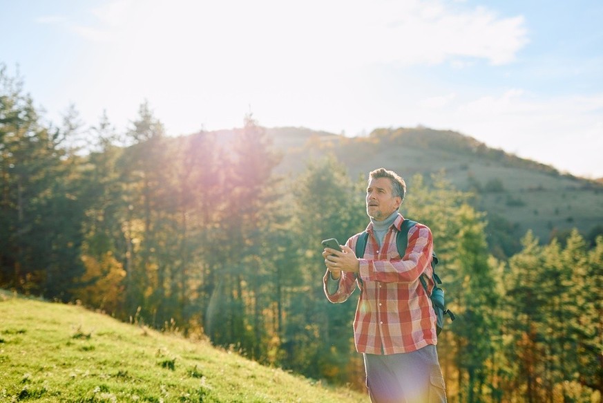 Wandern Herbst Smartphone Handy Wanderung Influencer