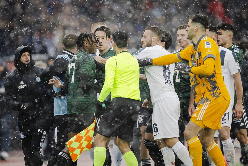 FC Zuerichs Fidan Aliti, Mitte rechts, und Grasshoppers Kaly Sene, links, beim Fussballspiel der Super League zwischen dem FC Zuerich und dem Grasshopper Club Zuerich im Letzigrund Stadion, am Samstag ...