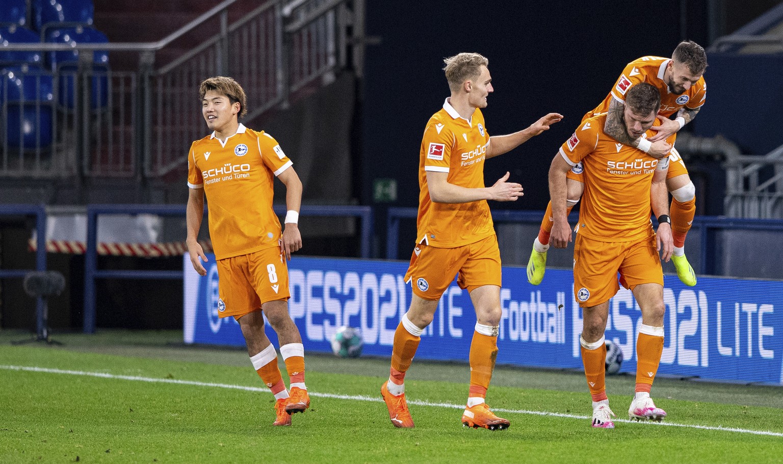 Bielefeld&#039;s goal scorer Fabian Klos, Bielefeld&#039;s Marcel Hartel, Bielefeld&#039;s Amos Pieper and Bielefeld&#039;s Ritsu Doan, from left, celebrate the opening goal during the Bundesliga socc ...