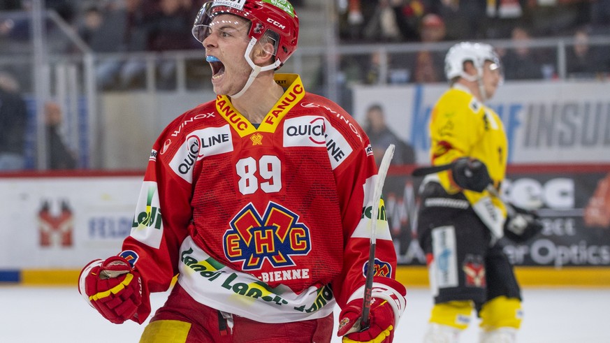 Biels Tino Kessler, Torschuetze zum 2:1, jubelt waehrend dem Qualifikationsspiel der National League zwischen dem EHC Biel und dem SC Bern, am Freitag, 5. November 2021, in der Tissot Arena in Biel. ( ...