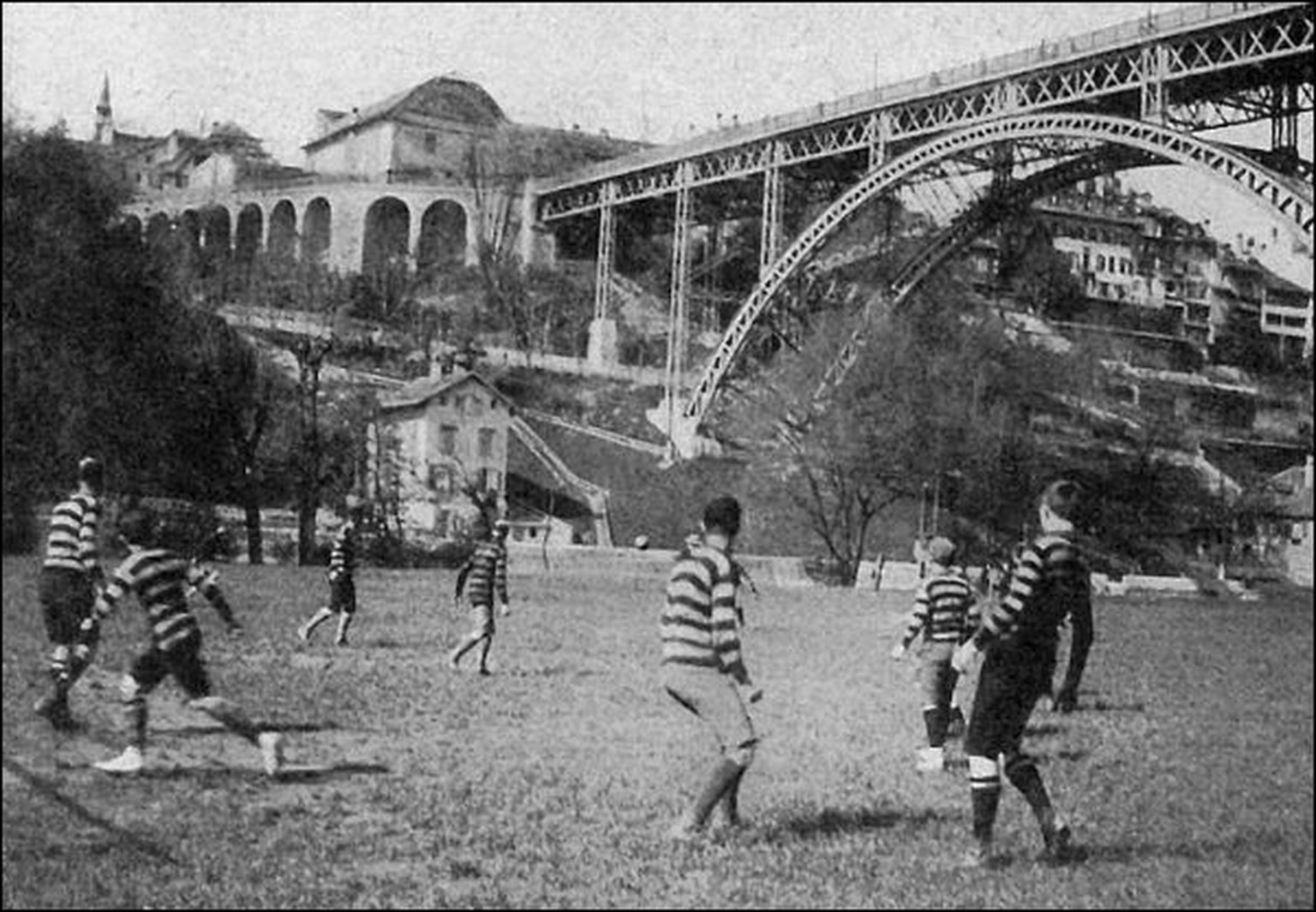 Spieler des BSC Young Boys auf dem «Schwellenmätteli» in Bern, im Hintergrund die Kirchenfeldbrücke