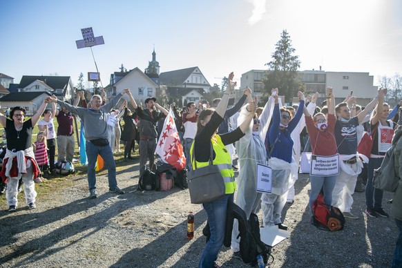 Mehrere hundert Personen demonstrieren an einer Kundgebung des Vereins &quot;Stiller Protest&quot; gegen die Einschraenkungen und Massnahmen des Bundes waehrend der Corona-Pandemie, am Samstag, 20. Fe ...