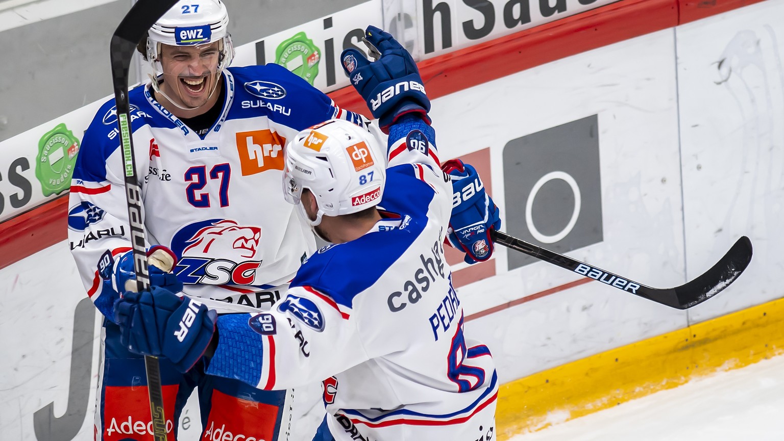 L&#039;attaquant zuerichois Roman Wick, gauche, et le defenseur zuerichois Dario Trutmann, droite, laissent eclater leur joie, lors du troisieme match des Playoffs 1/4 de final du championnat suisse d ...