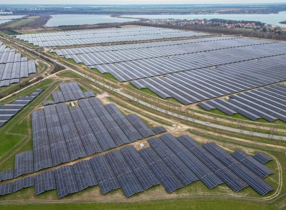 26.02.2024, Sachsen, Neukieritzsch: Blick auf den Energierpark Witznitz, im Hintergrund das Braunkohlekraftwerk Lippendorf. Eine B