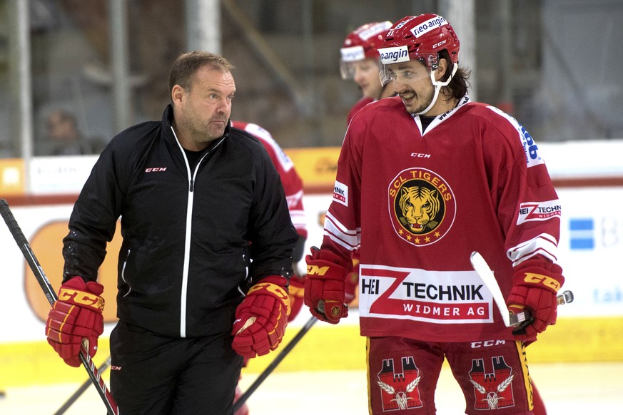 Heinz Ehlers, neue Headcoach der SCL Tigers, links, im Gespraech mit Philippe Seydoux, waehrend dem Eistraining am Monatg, 3. Oktober 2016 in der Ilfishalle in Langnau. Heinz Ehlers uebernimmt die Nac ...