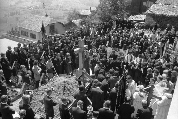 Trauerfeier fuer die Opfer des Seilbahnungluecks von Betten vom 12. Juli 1972, Kanton Wallis. Bei dem bis anhin schwersten Luftseilbahnunglueck in Europa riss das Zugseil. Die mit Menschen und zusaetz ...