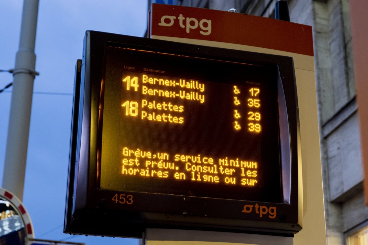 Un ecran des TPG ou l'on peut lire "Greve, un service minimum est prevu. Consulter les horaire en ligne" informe les usages, , lors de la journee de greve du personnel des Transports pu ...