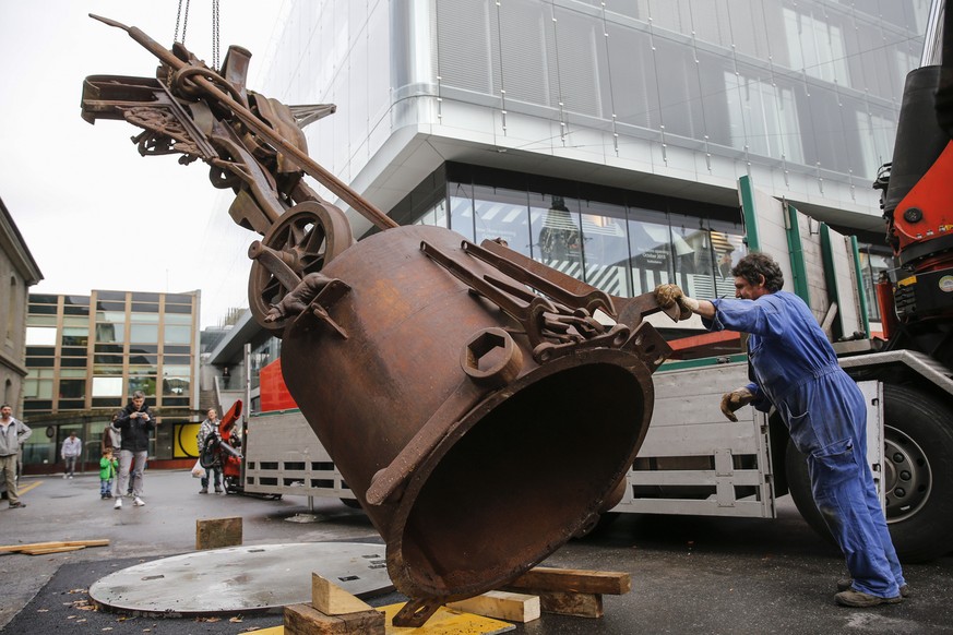 Iwan Luginbuehl, Sohn des Berner Kuenstlers Bernhard Luginbuehl, installiert die Eisenskulptur &quot;Christopherus&quot; seines Vaters Bernhard Luginbuehl am Mittwoch, 7. Oktober 2015, auf dem Bahnhof ...