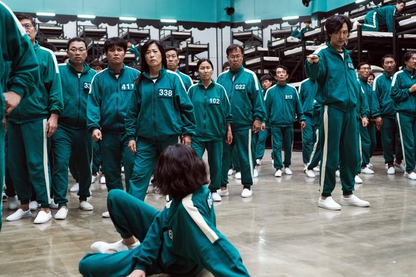 Grüne Trainingsanzüge und weiße Sneaker: Das Outfit der Spieler in der Netflix-Serie &quot;Squid Game&quot;