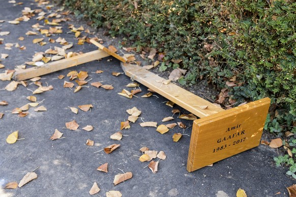 Une vue sur le carre musulman vendalise ce samedi 14 octobre 2017 au Cimetiere du Bois-de-Vaux a Lausanne. (KEYSTONE/Jean-Christophe Bott)