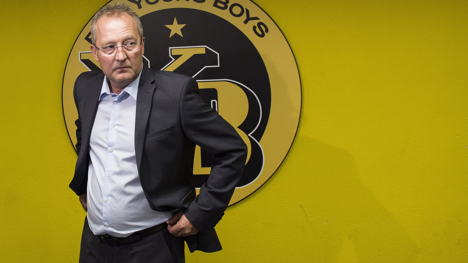 Fredy Bickel, Sportchef der Berner Young Boys, aeussert sich zur Entlassund von Cheftrainer Uli Forte, am Donnerstag, 6. August 2015, in Bern. (KEYSTONE/Peter Schneider)