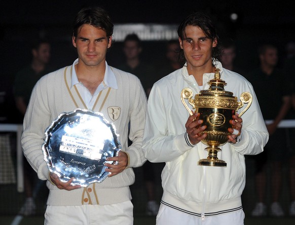 ZUM MAENNER-FINAL AN DEN AUSTRALIAN OPEN 2017 ZWISCHEN ROGER FEDERER UND RAFAEL NADALSTELLEN WIR IHNEN FOLGENDES BILDMATERIAL ZUR VERFUEGUNG - epa01406449 Rafael Nadal of Spain (R) poses with the winn ...