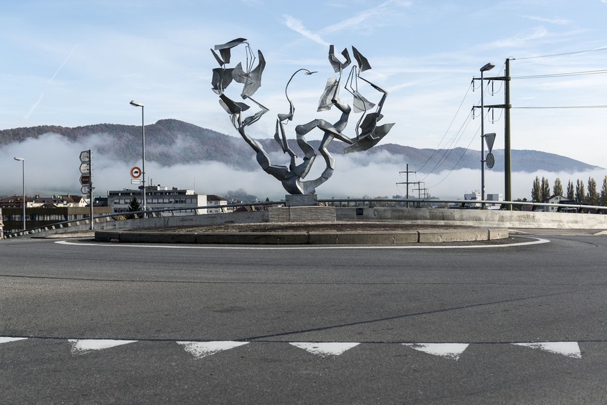 A traffic circle on the bridge at Rue de la Blancherie street in Delemont, canton of Jura, Switzerland, pictured on October 22, 2013. (KEYSTONE/Christian Beutler)

Ein Kreisel auf der Bruecke an der R ...