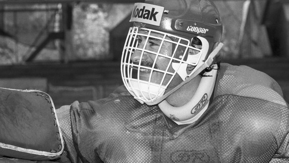 Der HC Davos-Goalie Richard Bucher an der Bande waehrend einem Training, undatierte Aufnahme aus den 1980er Jahren. (KEYSTONE/Str)