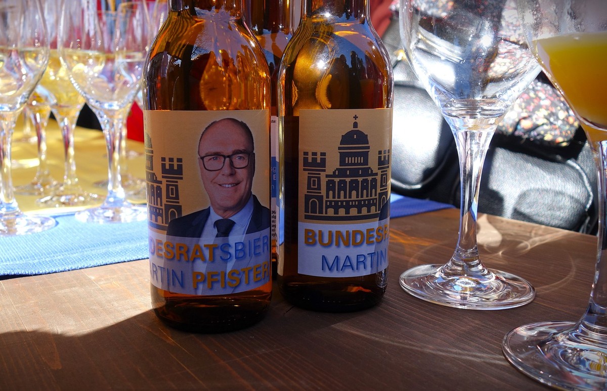 Mit dem abtretenden Mitte-Präsidenten Gerhard Pfister an der offiziellen Wahlfeier von neu gewählten Bundesrat Martin Pfister in Baar, Kanton Zug.