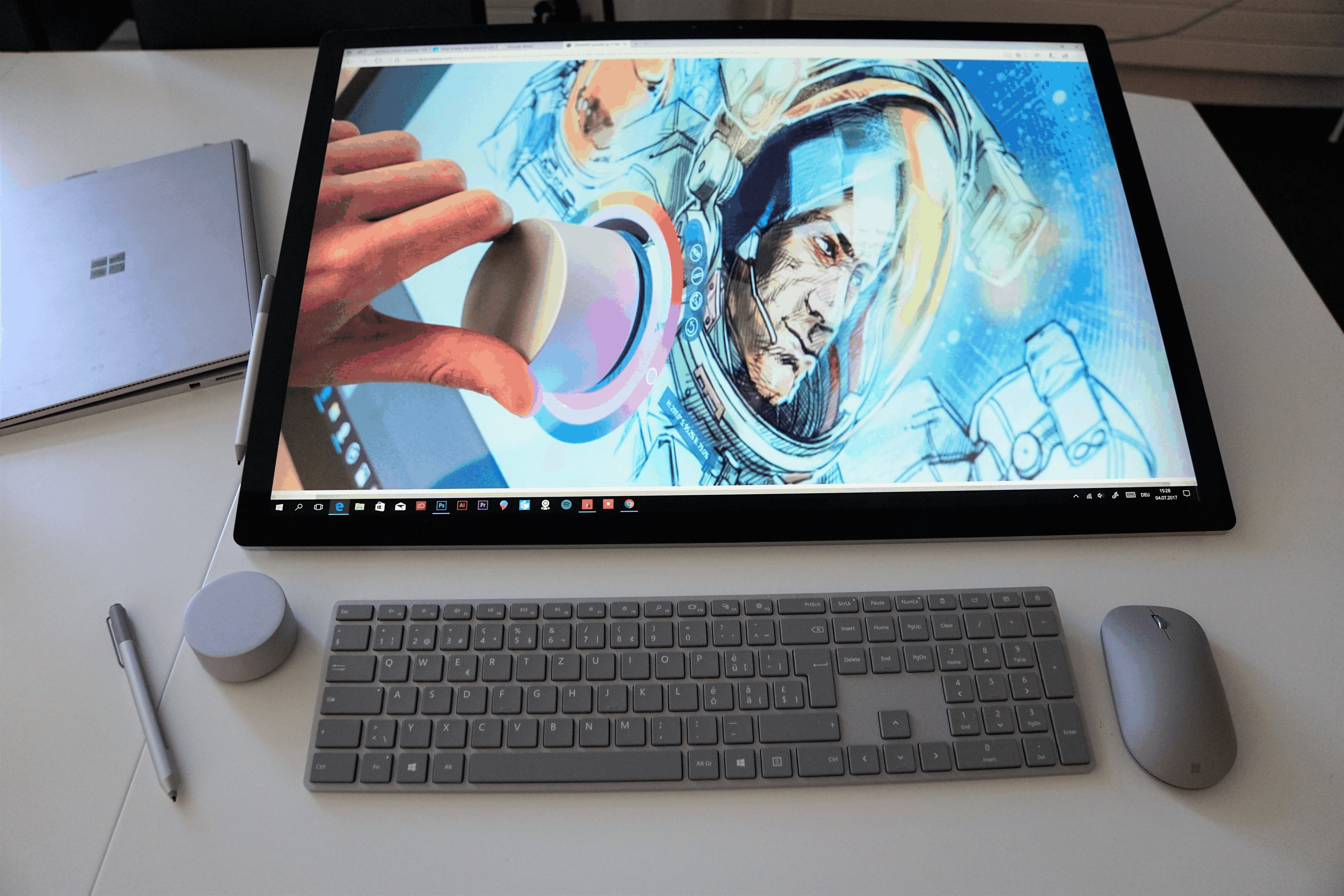 Das Surface Studio kann per Maus, Tastatur und den Fingern bedient werden, oder aber per Zeichenstift und Dial (das Puck-förmige Gerät).<br>