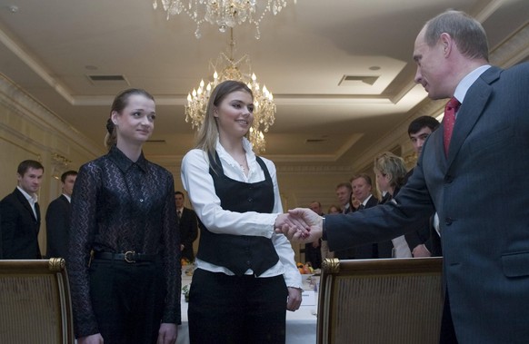 Kabajewa 10.03.2004

Staatspräsident Wladimir Putin begrüßt Svetlana Khorkina (li.) und Alina Kabayeva (alle Russland) während eines Empfangs - PUBLICATIONxNOTxINxRUSxCIS - NOxSUBAGENTS (WAF011688)