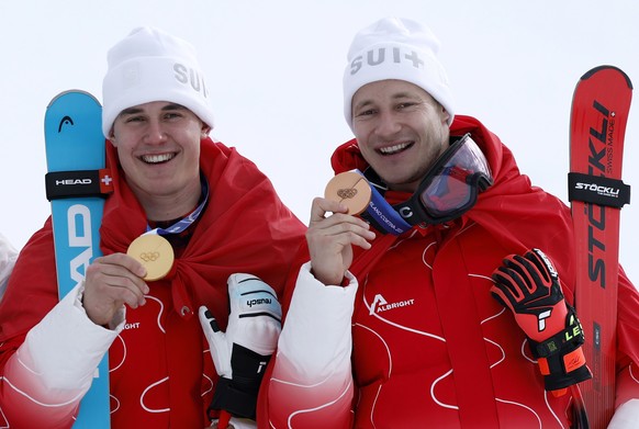epa12726682 Gold medalist Franjo van Allmen (L) of Switzerland and bronze medalist Marco Odermatt of Switzerland celebrate after the Men's Super G of the Alpine Skiing competitions at the Milano  ...