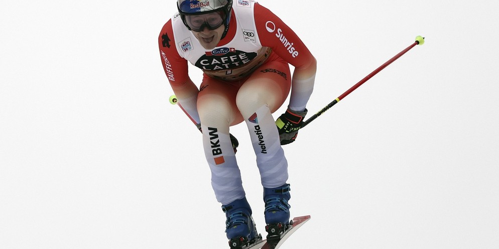 Marco Odermatt springt über den legendären Hundschopf in Wengen.