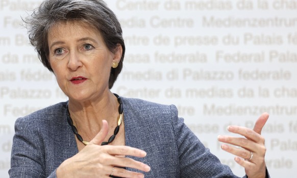 Bundesraetin Simonetta Sommaruga spricht waehrend einer Medienkonferenz ueber die Botschaft zur Revision des CO2-Gesetzes fuer die Zeit nach 2024, am Freitag, 16. September 2022, in Bern. (KEYSTONE/Pe ...