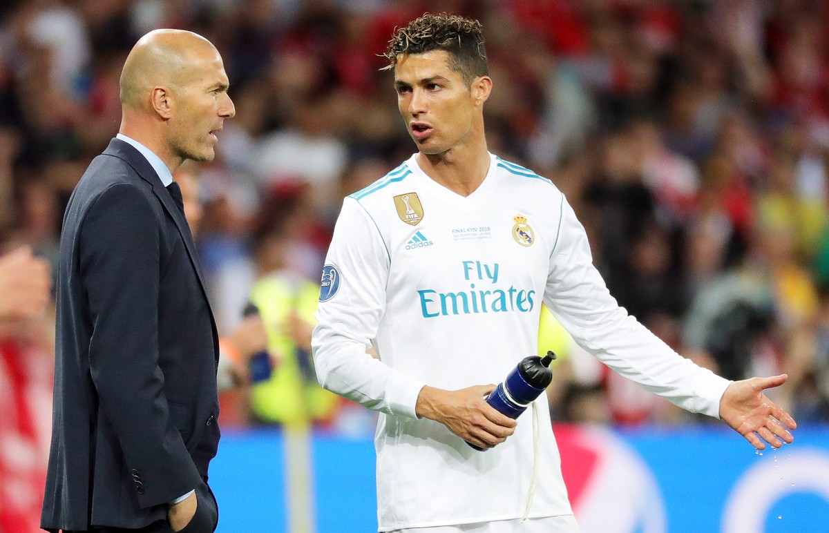 ARCHIVBILD ZUM WECHSEL VON CRISTIANO RONALDO ZU JUVENTUS TURIN --- epa06775264 (FILE) - Real Madrid's head coach Zinedine Zidane (L) talks with Cristiano Ronaldo (R) during the UEFA Champions Lea ...