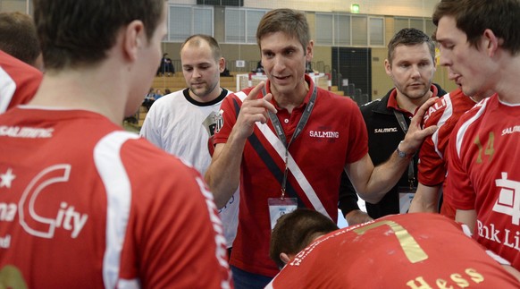 14.03.2015; Winterthur; Handball EHF Cup - Pfadi Winterthur - Haslum Handballklubb;Trainer Adrian BrŸgger (Winterthur, M) mit seiner Mannschaft beim Team Timeout(Nick Soland/freshfocus)