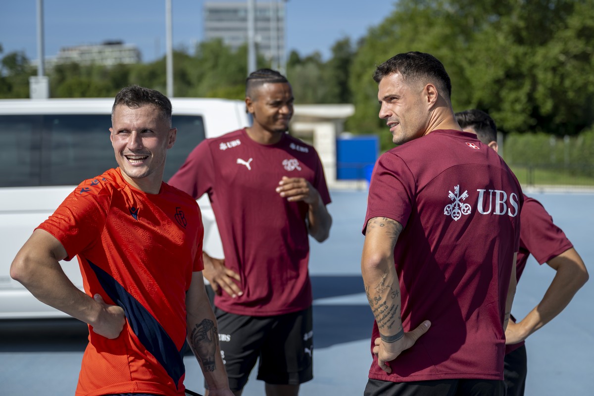 Taulant Xhaka, Spieler des FC Basel 1893, links, und sein Bruder, Nationalspieler Granit Xhaka, rechts, vor einem Training der Fussball Nationalmannschaft in Basel, am Dienstag, 3. September 2024. Die ...