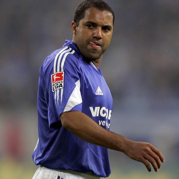 Bildnummer: 01514166 Datum: 19.04.2005 Copyright: imago/Team 2
Ailton (Schalke); Vdig, hoch, Zunge DFB Pokal 2004/2005, Pokalspiel, Halbfinale, FC Schalke 04 Gelsenkirchen Fußball Herren Mannschaft De ...