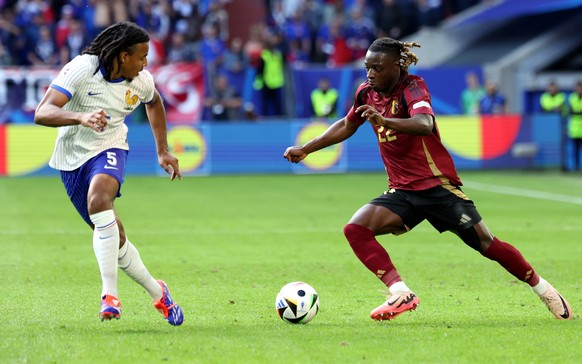 epa11450516 Jules Kounde of France (L) and Jeremy Doku of Belgium in action during the UEFA EURO 2024 Round of 16 soccer match between France and Belgium, in Dusseldorf, Germany, 01 July 2024. EPA/CHR ...