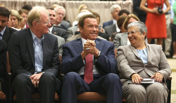 Mary Nichols (ganz rechts) neben Arnold Schwarzenegger.&nbsp;