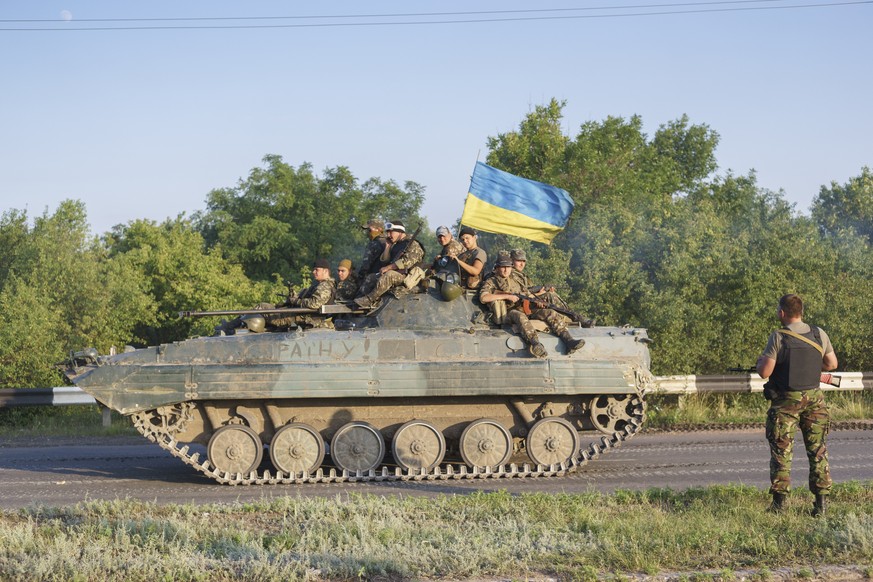 Ukrainische Soldaten unterwegs auf einem Panzer