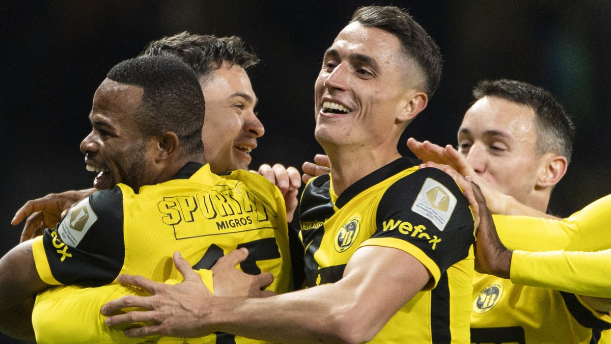 YBs Meschack Elia, Fabian Rieder, Vincent Sierro und Silvan Hefti, von links, jubelt nach Rieders Tor zum 2:1, im Fussball Meisterschaftsspiel der Super League zwischen dem BSC Young Boys und dem FC L ...