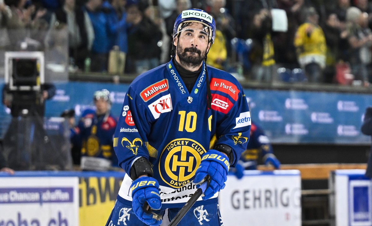 Andres Ambuehl (HCD) verabschiedet sich von seinen Fans beim sechsten Eishockey Playoff Halbfinalspiel der National League zwischen dem HC Davos, HCD, und den ZSC Lions, ZSC, am Donnerstag, 10 April 2 ...