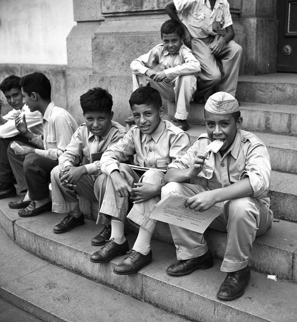 0030383194 ElComercioPeru LIMA, 1 DE ABRIL DE 1959 ESCOLARES ASISTEN A SU PRIMER DIA DE CLASES. FOTO: EL COMERCIO LIMA LIMA PERU EDITORIAL USE ONLY *** 0030383194 ElComercioPeru LIMA, APRIL 1, 1959 SC ...