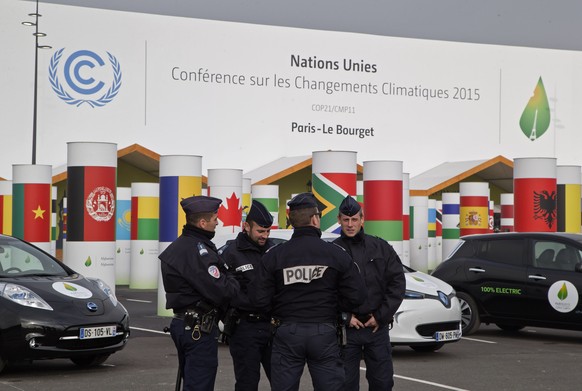 Polizisten vor dem Haupteingange der UNO-Klimakonferenz&nbsp;in Le Bourget: Die Konferenz startet am Montag.<br data-editable="remove">