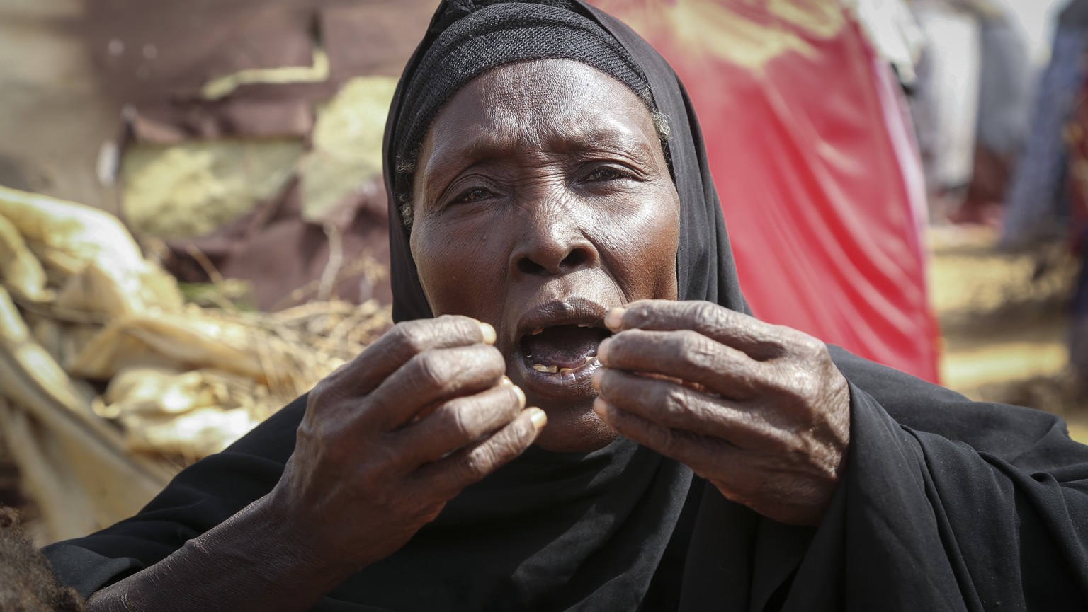 Dhahabo Isse ist 60 Jahre alt und ein Binnenflüchtling in Somalia. Aufgrund des Krieges in der Ukraine fehlen Hilfslieferungen, um sie und Millionen anderer Hungernde zu ernähren.
