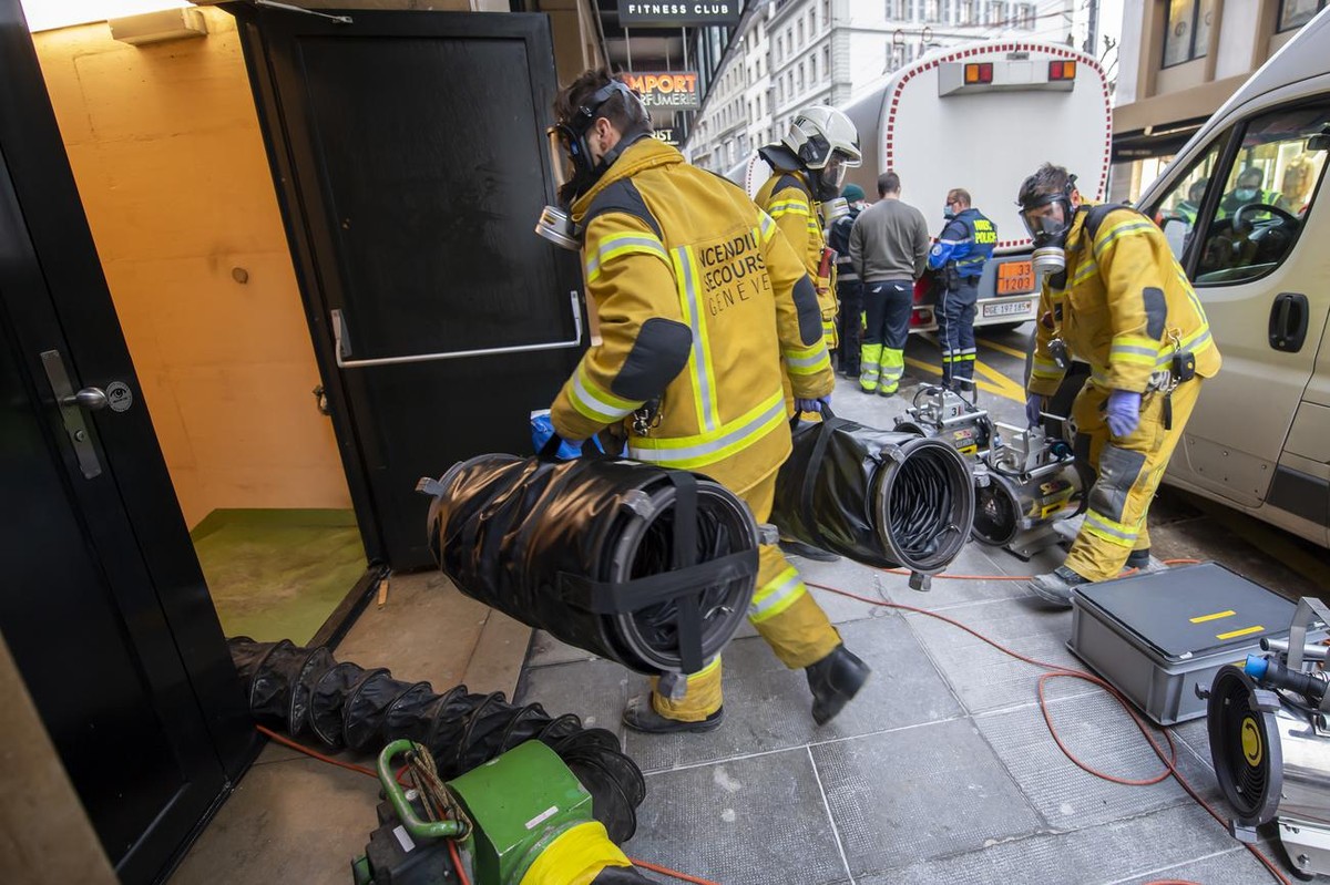 Des pompiers du SIS (Service d'Incendie et de Secours) interviennent sur une fuite de mazout, ce mercredi 3 mars 2021 a Geneve. Un grand magasin du centre-ville de Geneve a ete evacue. En cause d ...