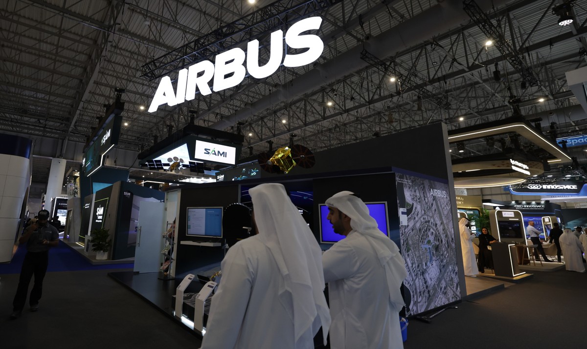 epa12530620 People visit the Airbus exhibition stand during the Dubai Airshow 2025 at Dubai World Central - Al Maktoum International Airport, in Jebel Ali, Dubai, United Arab Emirates, 17 November 202 ...