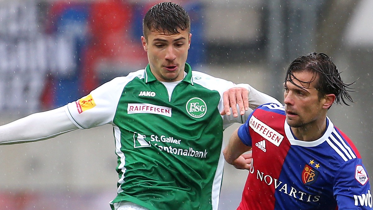 St. Gallen's Leonidas Stergiou, links, im Kampf um den Ball gegen den Basler Valentin Stocker, rechts, am Sonntag, 28. April 2019, beim Fussball Super-League Spiel zwischen dem FC St. Gallen gege ...