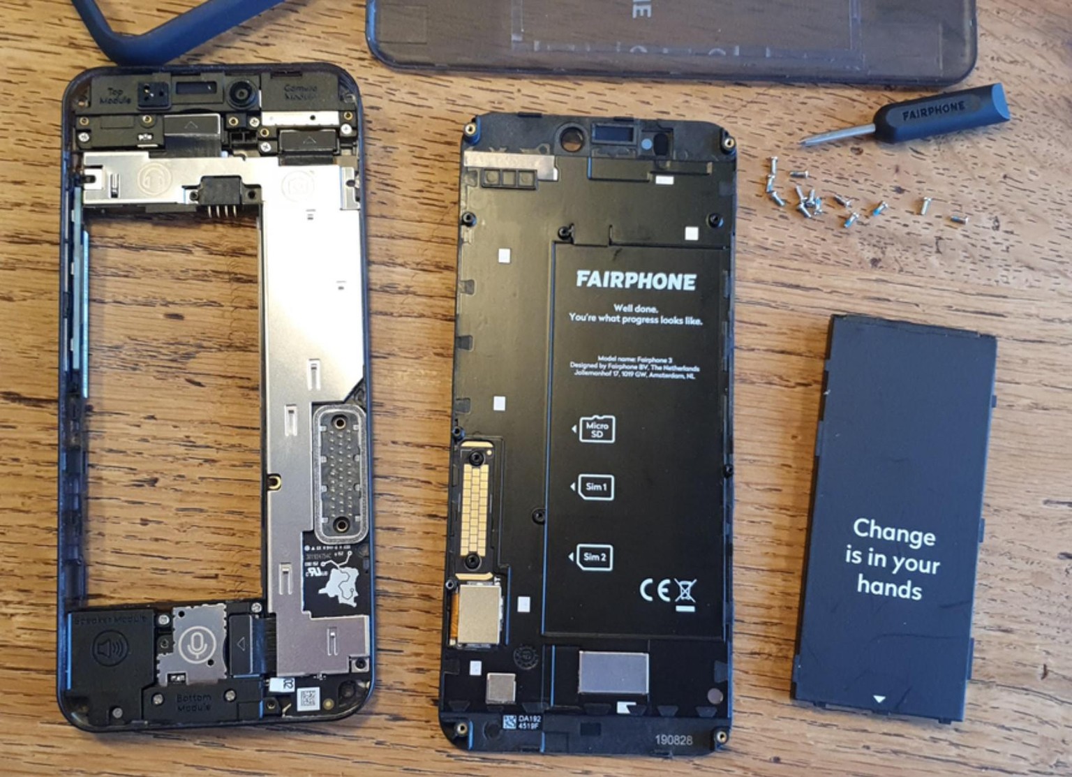 Häufig defekte Teile wie das Display, der Akku und anderes mehr können leicht selbst getauscht werden.