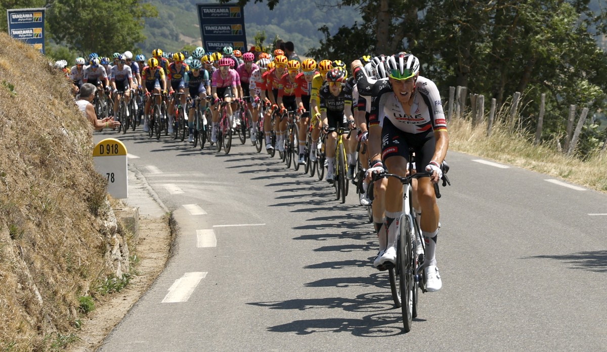 epa13100011 German cyclist Nils Politt (front) of UAE Team Emirates XRG leads the peloton during Stage 6 of the Tour de France, a 186.2 km route from Pau to Gavarnie-Gedre, France, 09 July 2026. EPA/Y ...