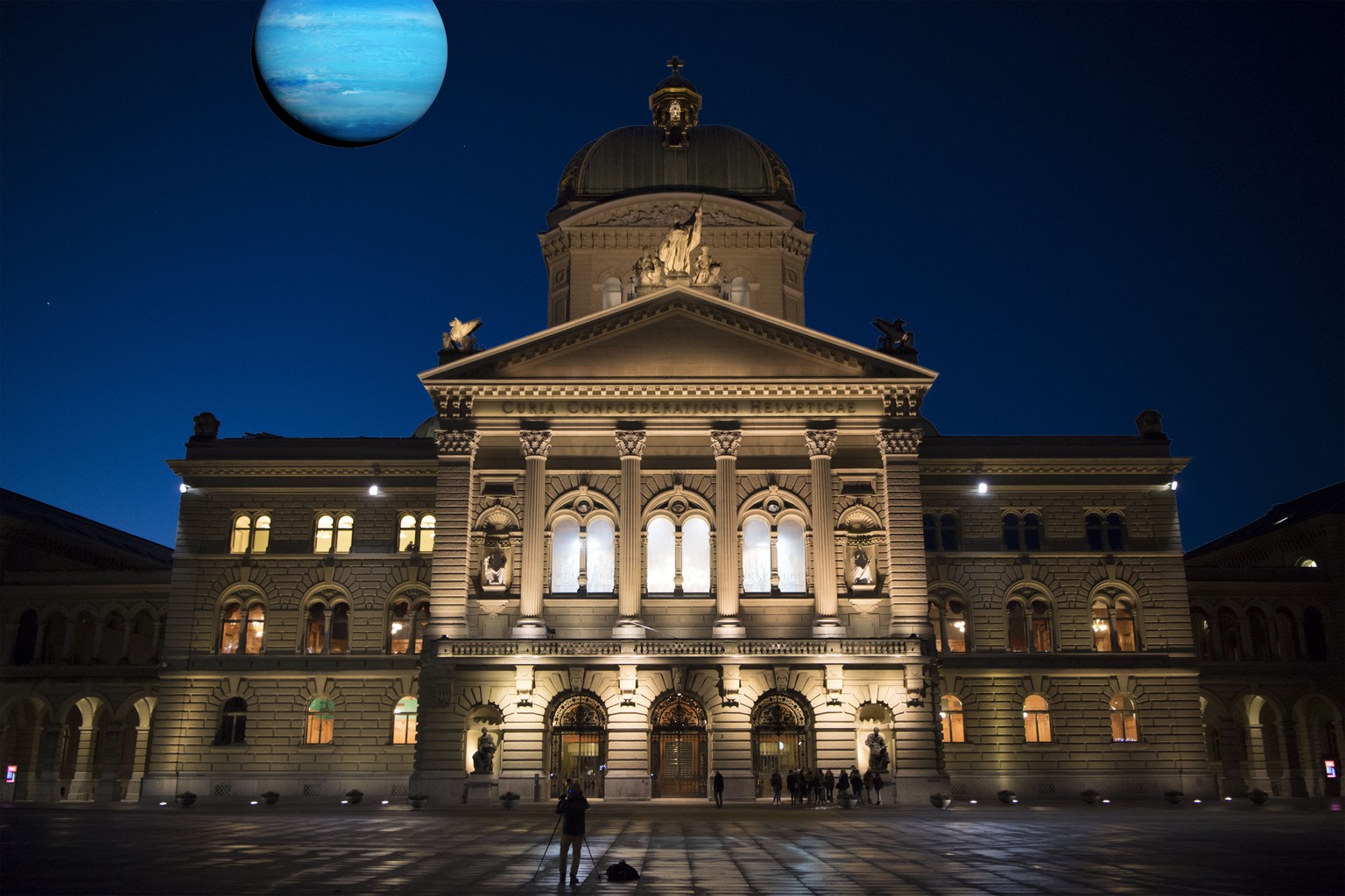 Nachthimmel über dem Bundeshaus mit verschiedenen Planeten anstelle des Mondes; Neptun