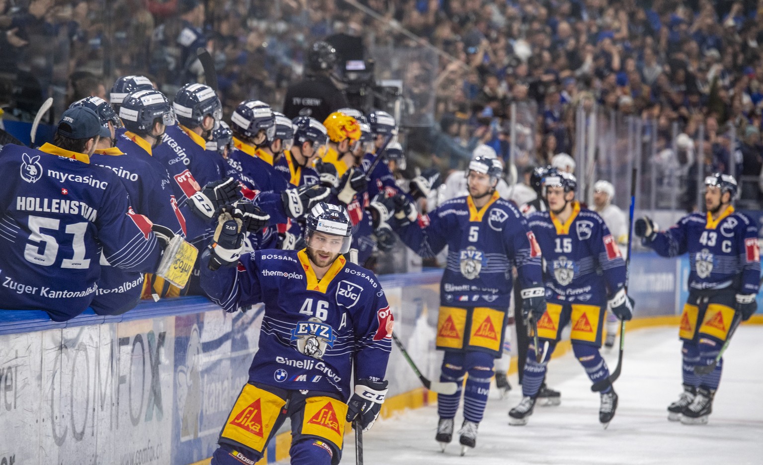 Die Zuger mit Lino Martschini, vorne, feiern das Tor zum 1:0 beim Playoff Halbfinal Spiel 2 der Eishockey Meisterschaftsspiel der National League zwischen dem EV Zug und Geneve Servette am Sonntag, 2. ...