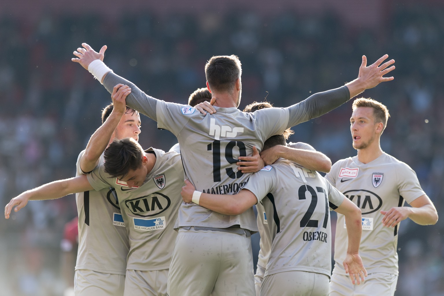 L’attaquant argovien Stefan Maierhofer, centre, celebre le 1 a 0 avec ses coequipiers lors de la rencontre de football Super League - Challenge League de barrage match aller entre Neuchatel Xamax FCS  ...