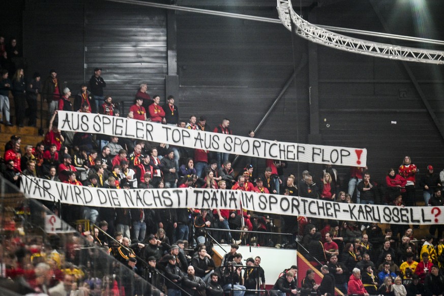 Protest der Berner Fans im Rueckspiel der zweiten Play-In-Serie der National League zwischen den Rapperswil-Jona Lakers (SCRJ) und dem SC Bern (SCB), am Mittwoch, 18. Maerz 2026, in der St. Galler Kan ...