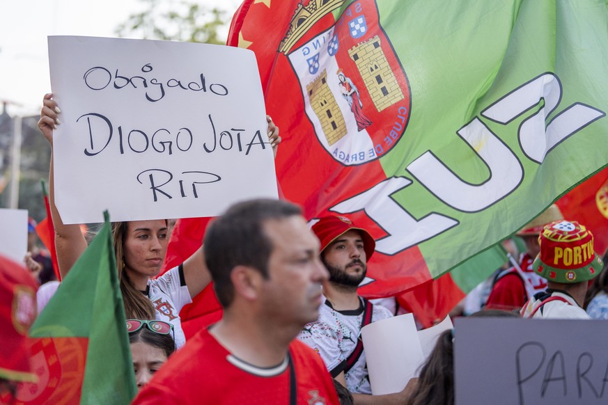 A Supporter holds a sign during a fanwalk in memory of Portuguese international footballer Diogo Jota, who lost his life in a car crash in Spain on Thursday night, prior the UEFA Women&#039;s EURO 202 ...